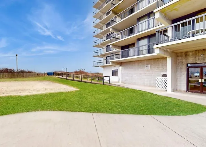 Coastal-themed With Balcony Views Pools Tennis & Ac